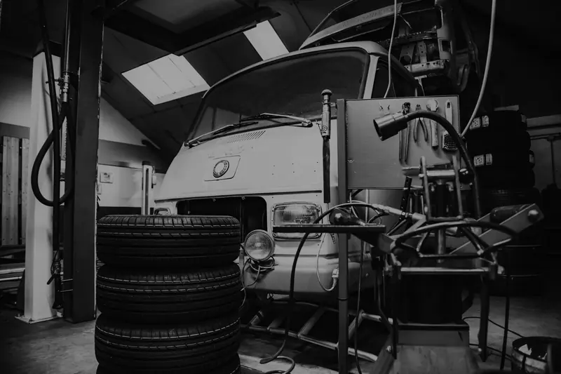 Bandenmontagemachine in de werkplaats