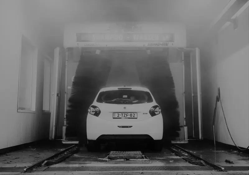 Auto in de volautomatische carwash