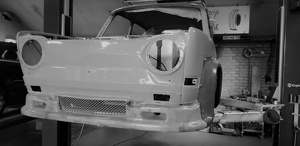 De Simca 1000 Rally replica in de werkplaats