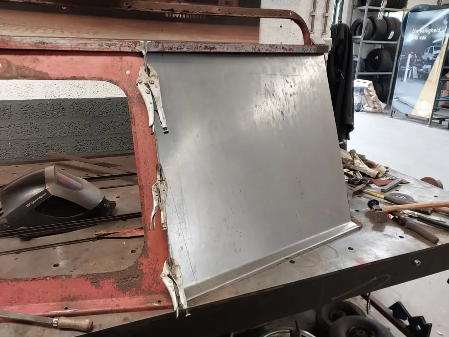 Nieuw plaatwerk wordt op het frame van de Snow-Trac aangebracht