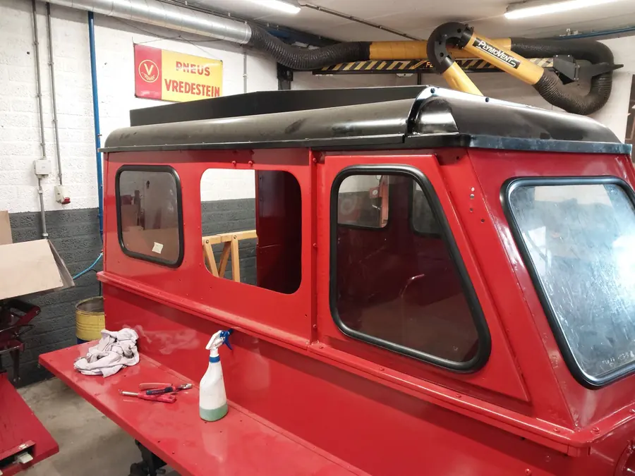 De rood gespoten cabine van de Snow-Trac