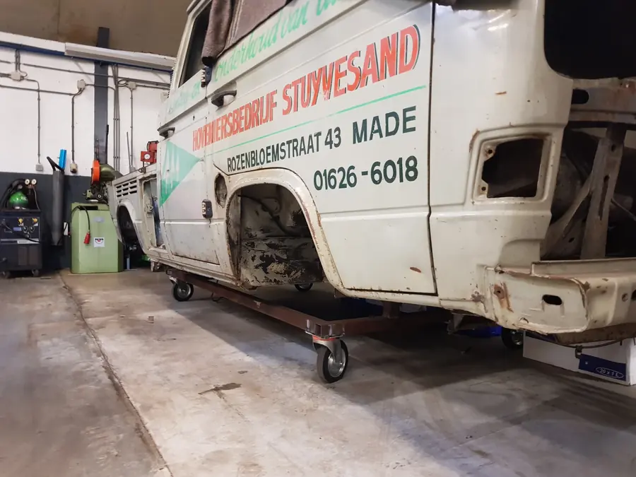 De VW Transporter T3 Doka in de werkplaats